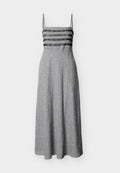 Schwarz-weiß kariertes Midikleid mit dünnen Trägern, Spitzenverzierung über der Brust und tailliertem Schnitt mit ausgestelltem Rock.