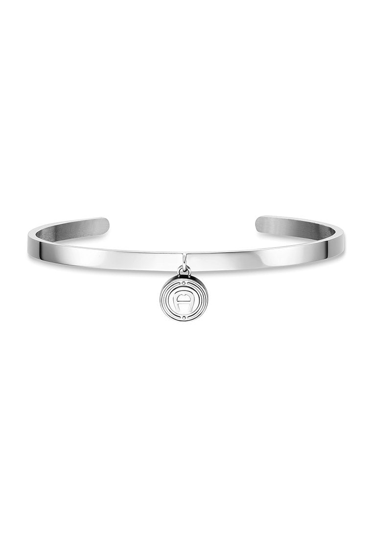 Silbernes Armreif mit einer glatten, polierten Oberfläche, ausgestattet mit einem runden Anhänger mit konzentrischen Ringen und einem zentralen Symbol.