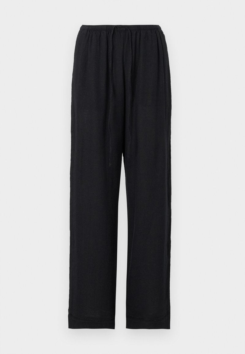 Schwarze, leichte Hose mit elastischem Bund, geraden Beinen und einfacher Saumverarbeitung. Hergestellt aus einem weichen, atmungsaktiven Stoff.