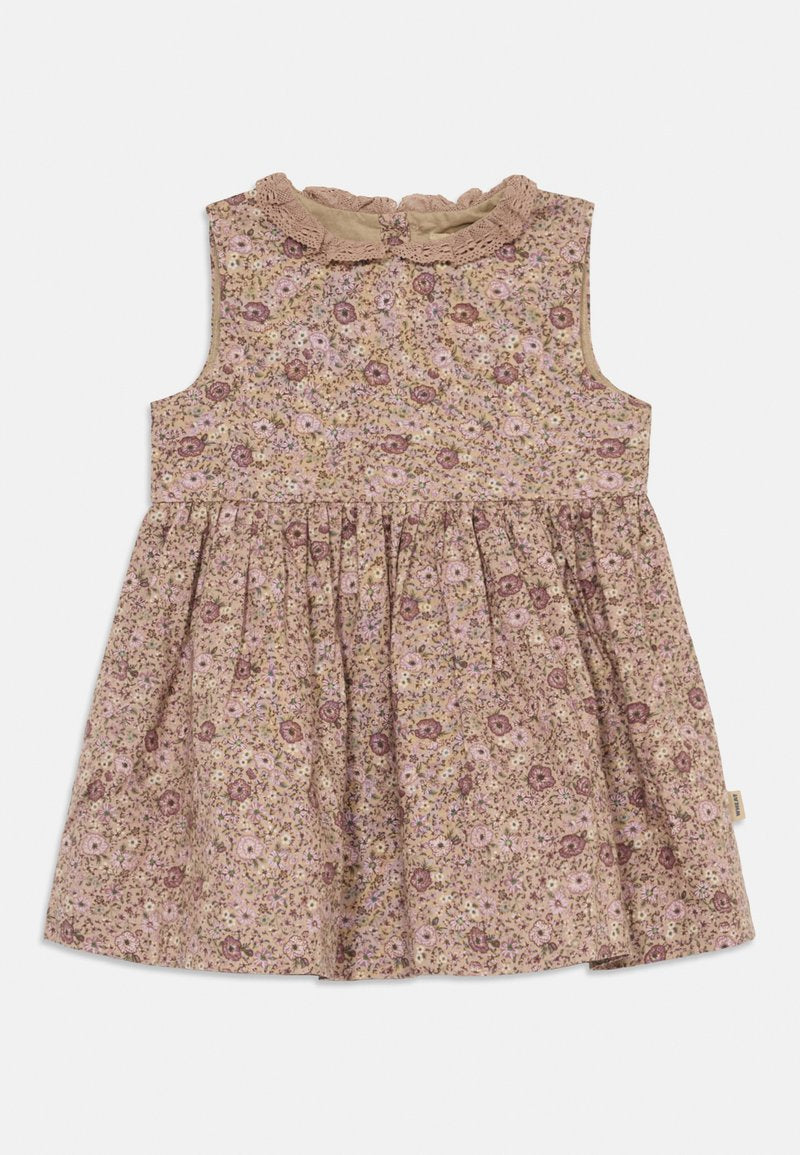 Blumenkleid aus weichem Stoff mit beigem Grundton und pinken sowie lila Blumen, mit einem rüschierten Kragen und einem gerafften Rock für eine volle Silhouette.