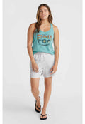 Türkises Tanktop mit grafischem Text, kombiniert mit hellgrauen Shorts mit Kordelzug. Model trägt schwarze Flip-Flops und steht vor einem neutralen Hintergrund.