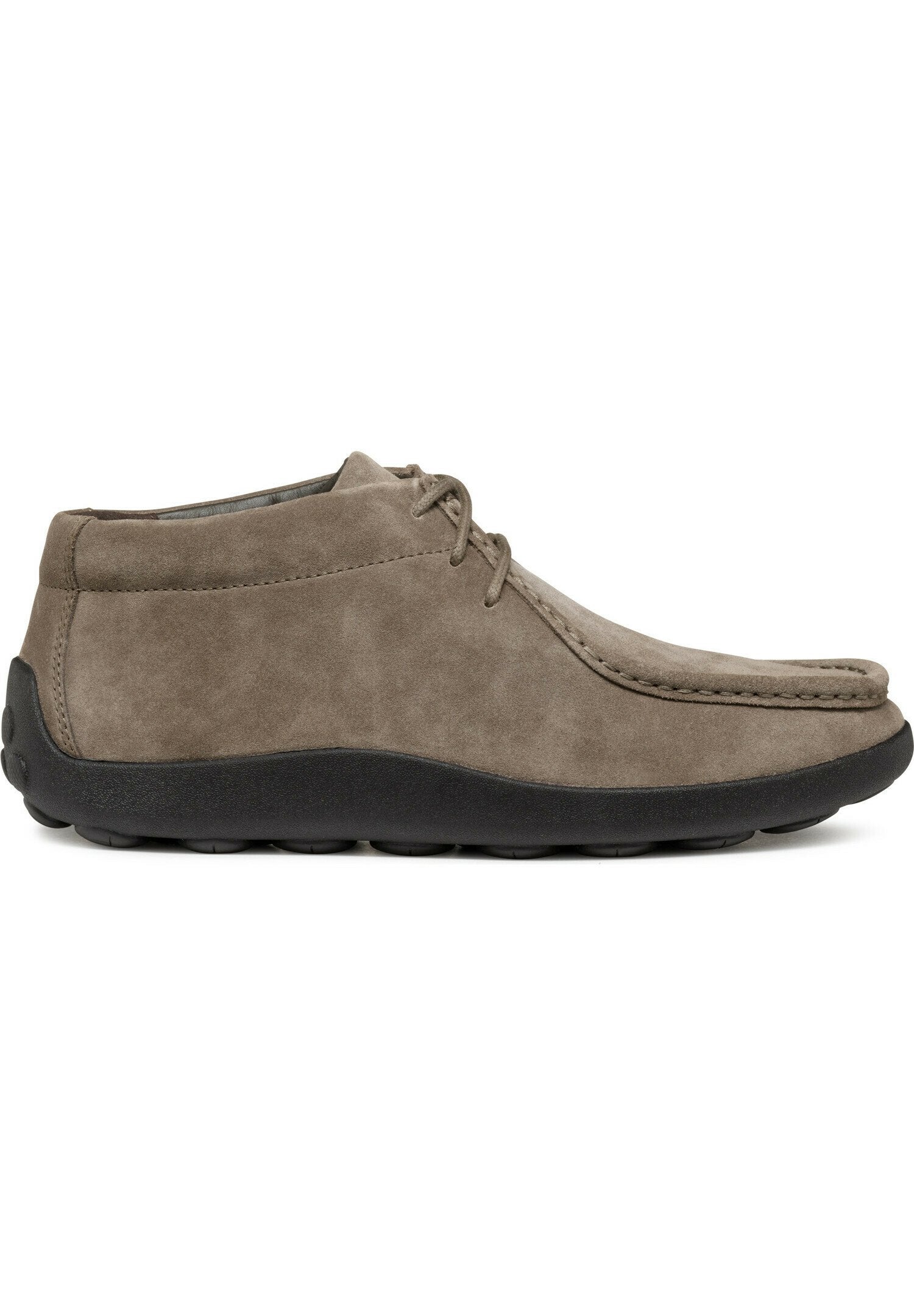 Graue Wildleder-Stiefeletten mit runder Spitze, ausgestattet mit tonalem Nähen und einer schwarzen Gummisohle mit strukturierter Oberfläche. Schnürsenkel für einen sicheren Halt.