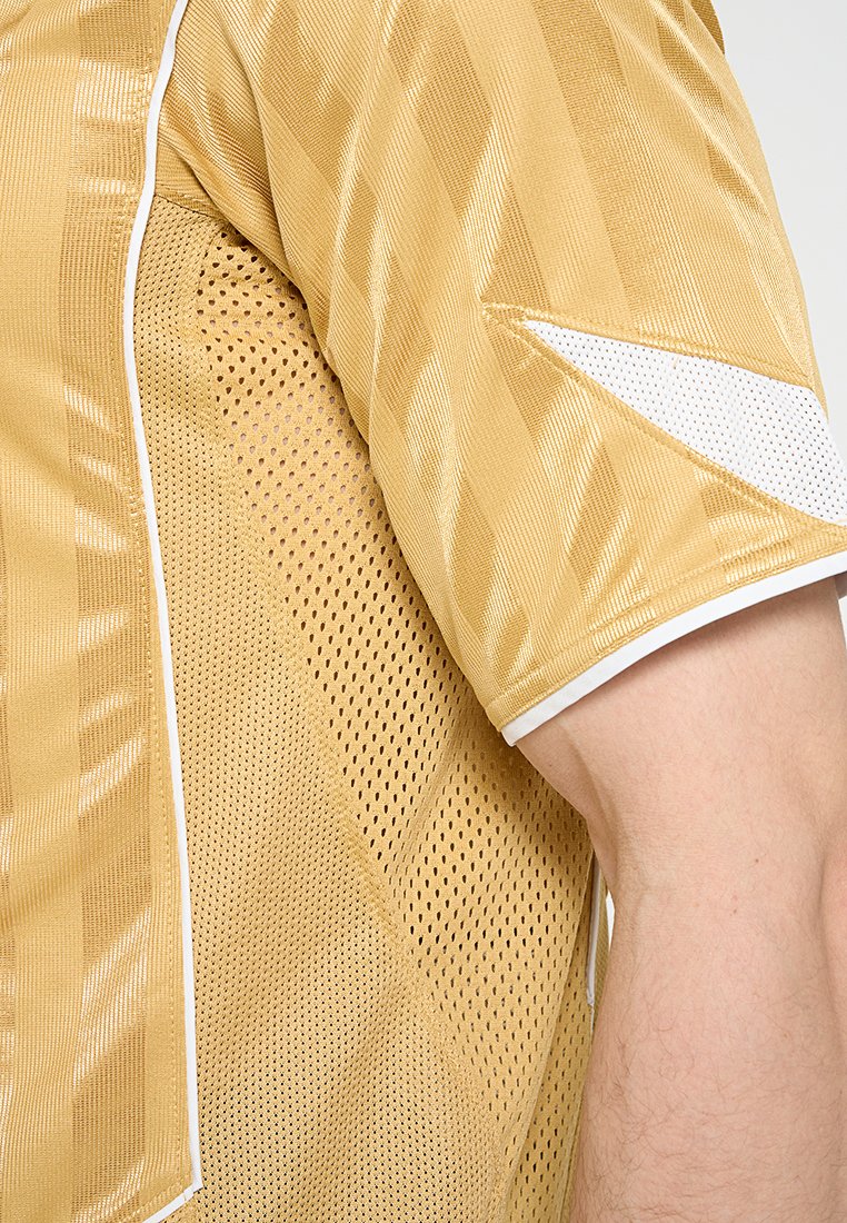 Nike Performance