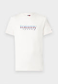 Weißes T-Shirt mit kurzen Ärmeln und Rundhalsausschnitt, mit mehrfarbigem "tommy JEANS"-Logo in der Mitte der Brust und kleinem Flaggenlogo am linken Ärmel.