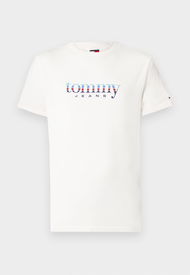 Weißes T-Shirt mit kurzen Ärmeln und Rundhalsausschnitt, mit mehrfarbigem "tommy JEANS"-Logo in der Mitte der Brust und kleinem Flaggenlogo am linken Ärmel.