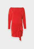Rotes Kleid mit langen Ärmeln, einem schulterfreien Ausschnitt und einem seitlichen Knotendetail, gefertigt aus glattem, elastischem Stoff mit einer taillierten Silhouette.