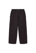 Schwarze Hose mit weitem Bein, Vordertaschen, Gürtelschlaufen und Knopfverschluss an der Taille.