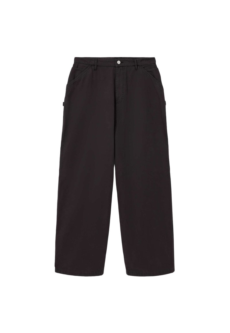 Schwarze Hose mit weitem Bein, Vordertaschen, Gürtelschlaufen und Knopfverschluss an der Taille.