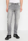 Herren graue Denim-Jeans mit geradem Schnitt, klassischem Five-Pocket-Design, dezentem Verblassen und robuster Naht. Getragen mit schwarzen Sneakers.