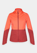 Leichte Damen-Outdoorjacke mit Frontreißverschluss, angenähter Kapuze und zwei seitlichen Reißverschlusstaschen in Orange- und Burgunderfarben.