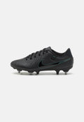 Schwarze Fußballschuhe mit Obermaterial aus strukturiertem Kunststoff, das ein elegantes Design aufweist, passende schwarze Akzente und eine genoppte Gummisohle.