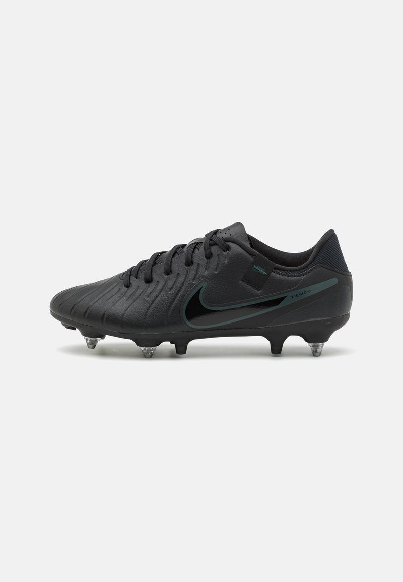 Schwarze Fußballschuhe mit Obermaterial aus strukturiertem Kunststoff, das ein elegantes Design aufweist, passende schwarze Akzente und eine genoppte Gummisohle.