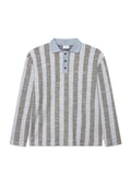 Langarm-Poloshirt mit abwechselnden grauen und hellblauen Streifen, einem hellblauen Kragen und drei schwarzen Knöpfen am Ausschnitt.