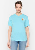 Hellblaues Baumwoll-T-Shirt mit Rundhalsausschnitt, kurzen Ärmeln und einem Logo, das ein stilisiertes Gesicht in Orange und Blau auf der linken Brust zeigt.