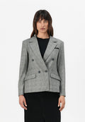 Doppelt gefütterter Blazer im grauen Hahnentpattern, mit Spitzenlapels, zwei Fronttaschen und Knopfakzenten, kombiniert mit einem schwarzen Oberteil.
