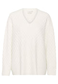 Weißer, gestrickter Pullover mit V-Ausschnitt, ausgestattet mit Zopfstrickmuster, langen Ärmeln sowie gerippten Bündchen und Saum. Weiche Textur.