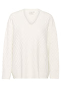 Weißer, gestrickter Pullover mit V-Ausschnitt, ausgestattet mit Zopfstrickmuster, langen Ärmeln sowie gerippten Bündchen und Saum. Weiche Textur.