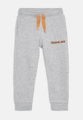 Graue Sweatpants aus weichem Stoff mit elastischem Bund und orangefarbenen Kordeln. Mit "TIMBERLAND" in Braun auf der Seite gestickt.