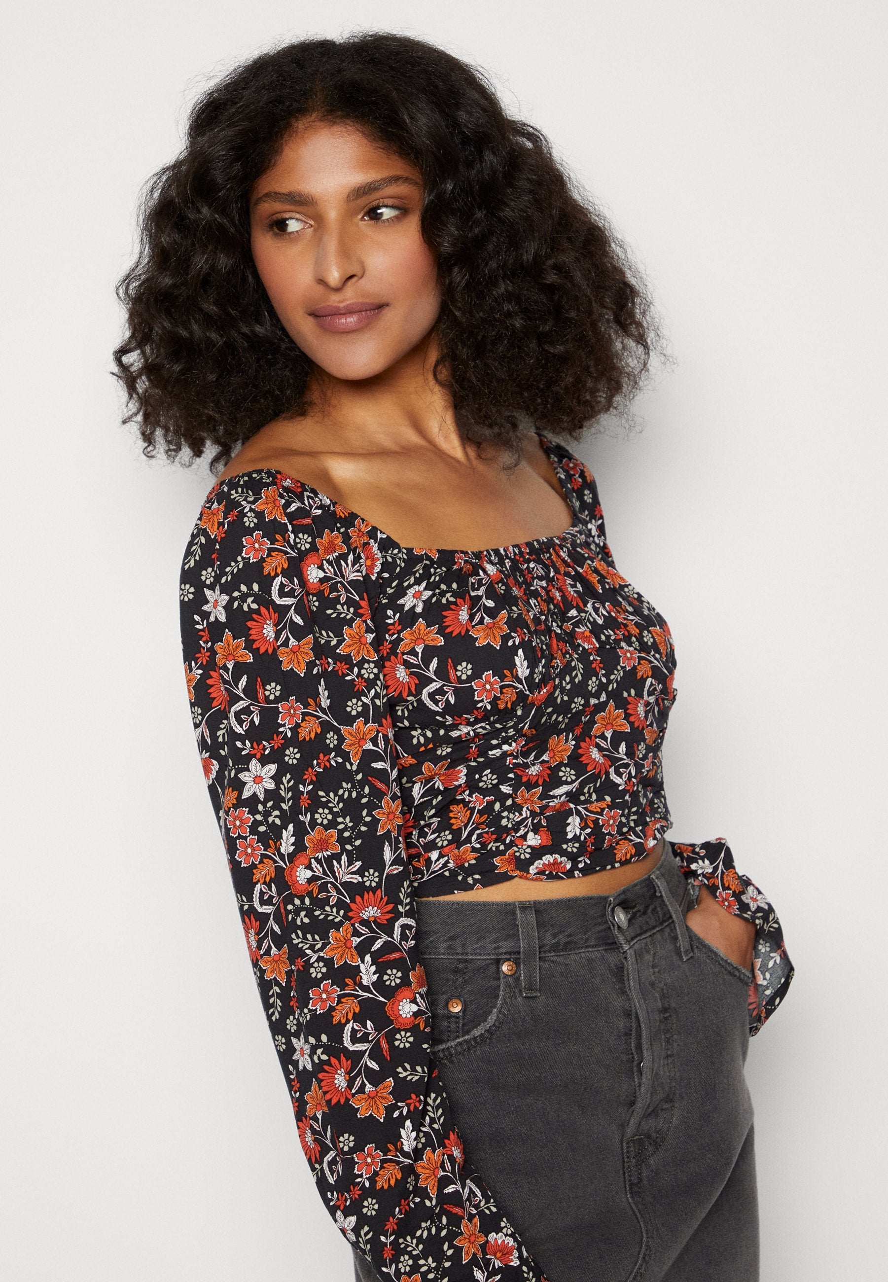 Hollister Co. SLEEVE INTEREST