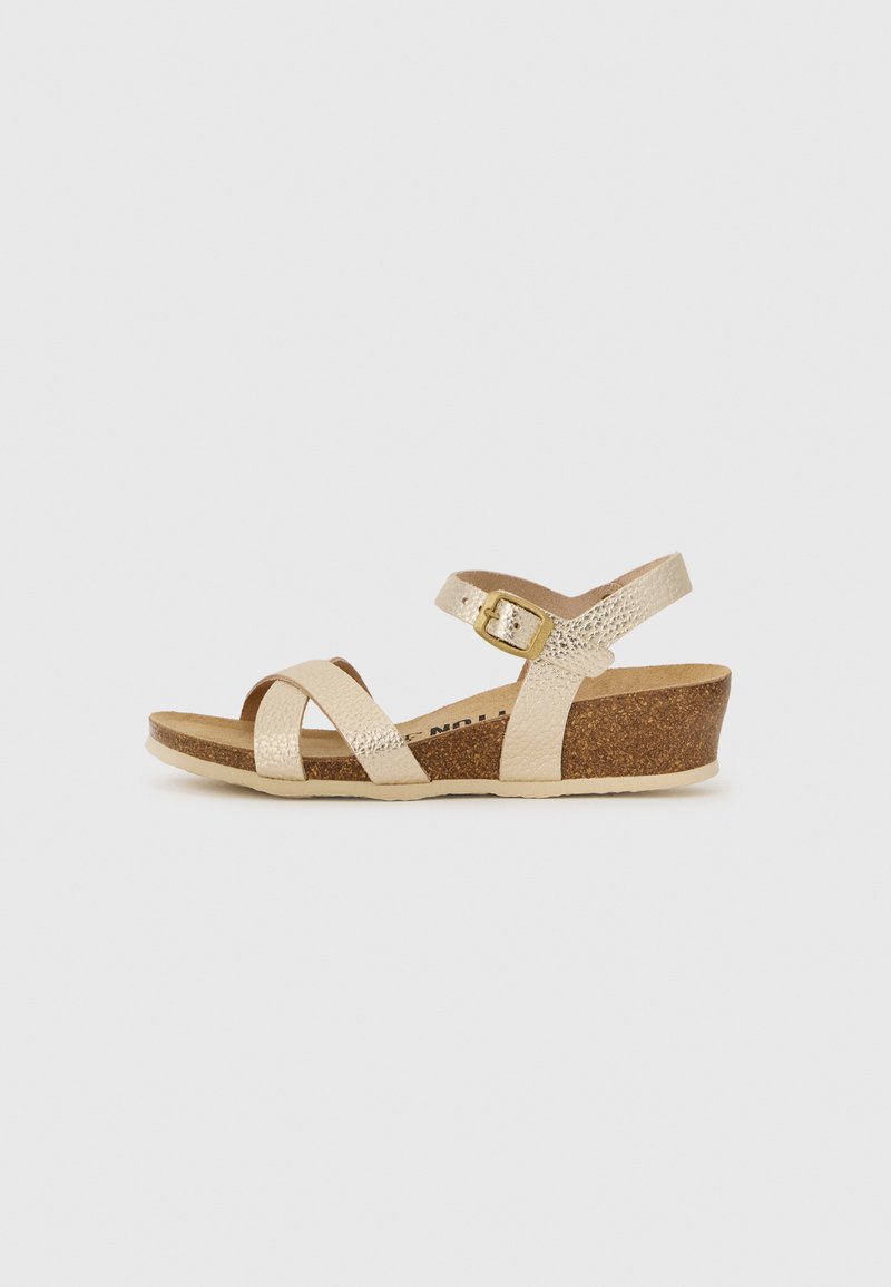 Beige Keilsandalen mit überkreuzten verstellbaren Riemen, Korkfußbett und strukturiertem Finish. Leichtes Design mit einer kontrastierenden Sohlenfarbe.