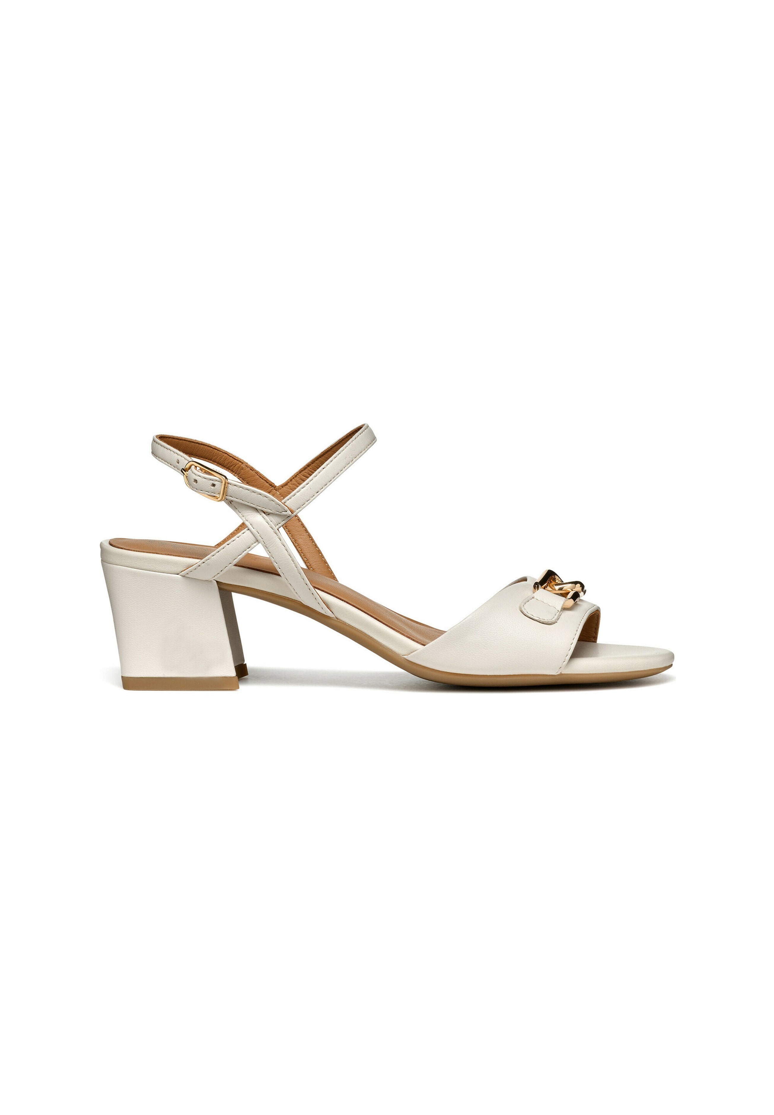 Beige Leder-Sandale mit offener Zehenpartie und verstellbarem Knöchelriemen. Mit einem Blockabsatz und einem dekorativen metallischen Akzent an der Vorderseite.