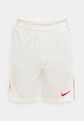 Weiße Sportshorts mit elastischem Bund, rotem Nike-Swoosh am linken Bein und dünnen roten Streifen an den Seiten.