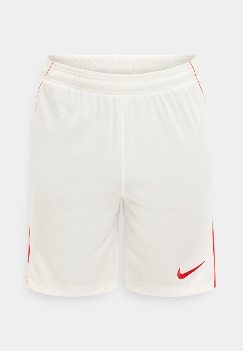 Weiße Sportshorts mit elastischem Bund, rotem Nike-Swoosh am linken Bein und dünnen roten Streifen an den Seiten.