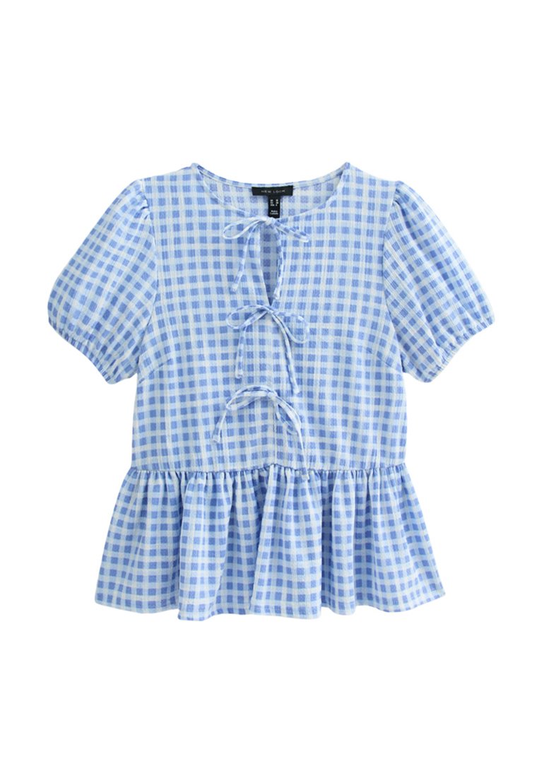 Bluse in Blau und Weiß mit kariertem Muster, kurzen Puffärmeln, einem runden Halsausschnitt und einem Peplum-Saum mit einem Schnürdetail vorne.