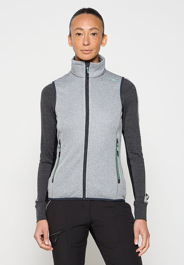 Graue Fleece-Weste mit durchgehendem Reißverschluss, hohem Kragen und schwarzen langen Ärmeln. Verfügt über Reißverschlusstaschen mit grünen Akzenten und einem taillierten Design.