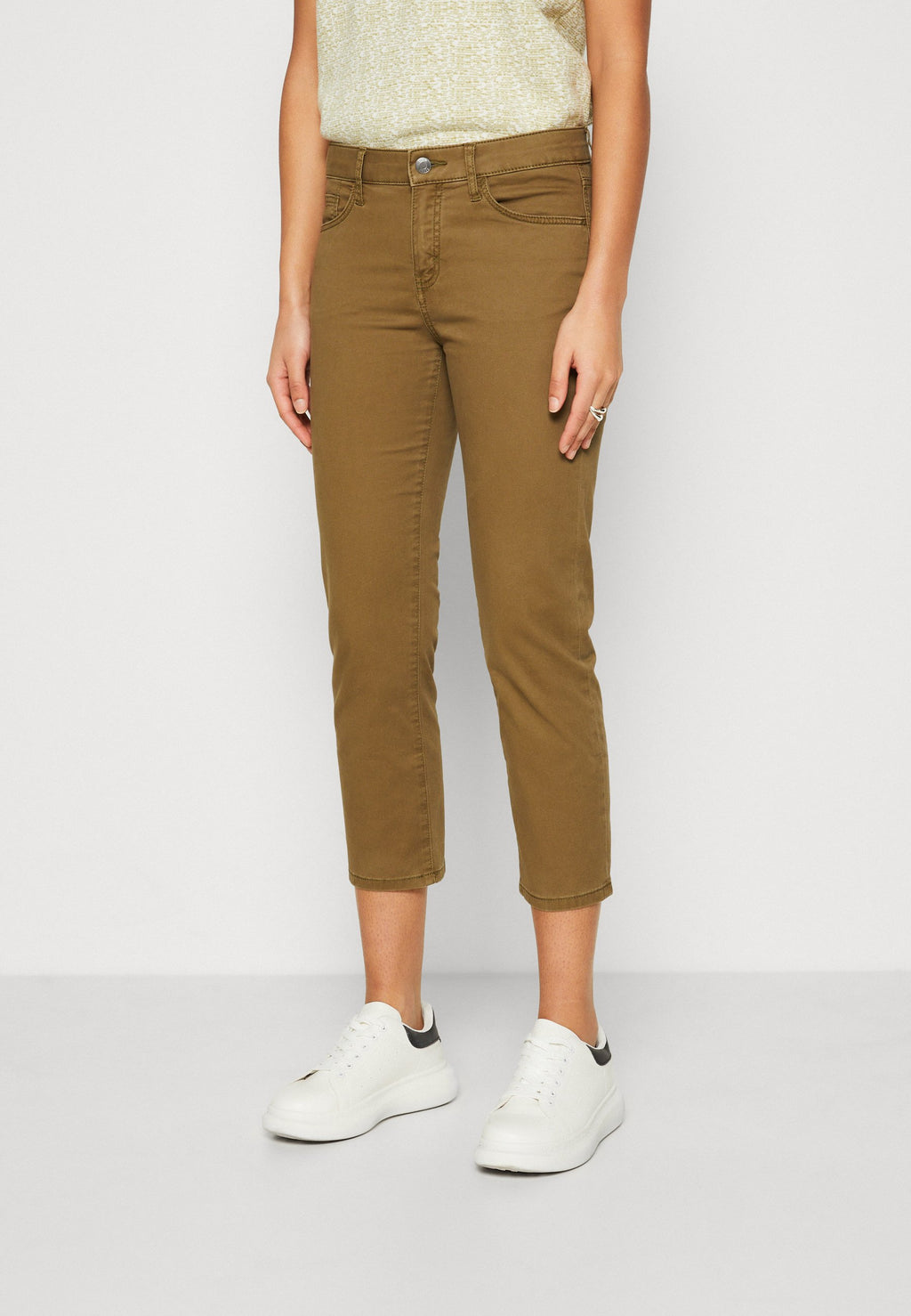 5 POCKET CAPRI Media 4
