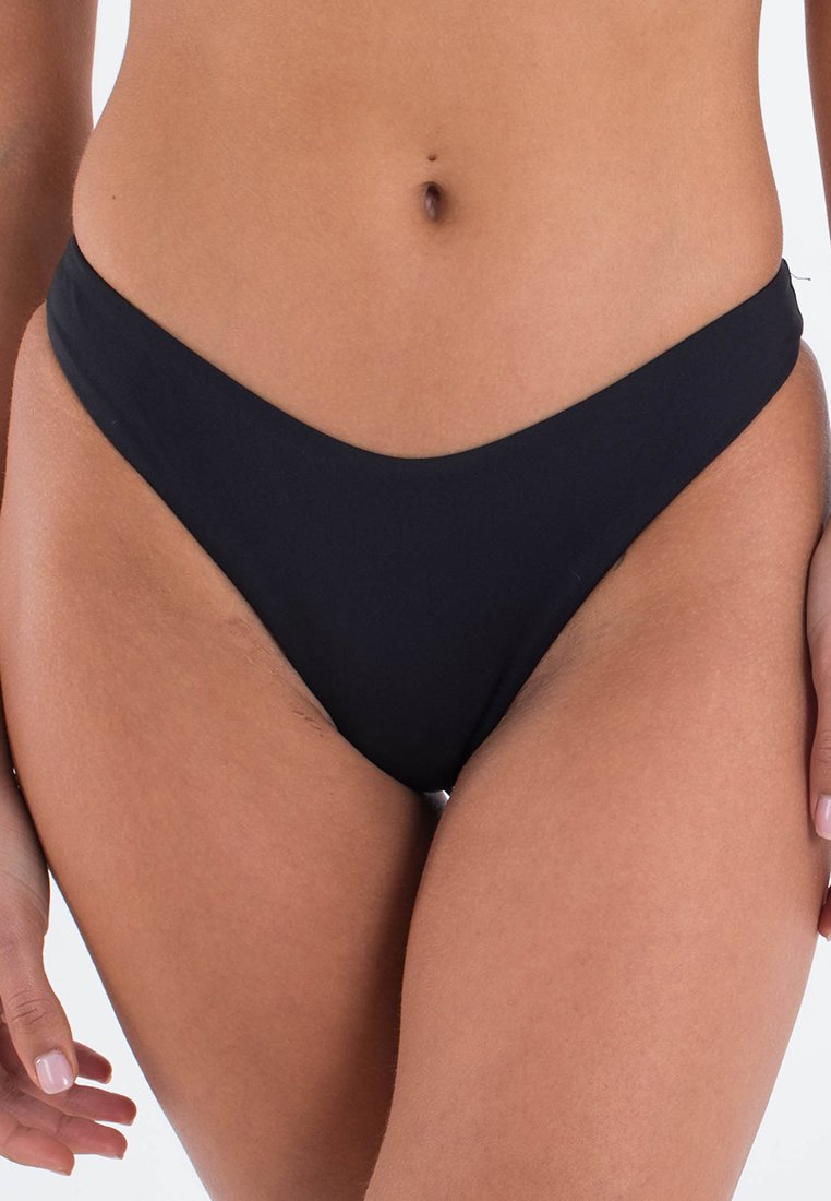 Schwarzer Bikiniunterteil mit hochgeschnittenem Design, glatter Textur und minimalistischem Stil, versehen mit einem U-förmigen Taillenbund für einen modernen Look.