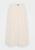 Faltender Midikleid in hellcremefarbener Farbe, mit glatter Textur, einem einzelnen schwarzen Knopfverschluss an der Taille und seitlichen Taschen.