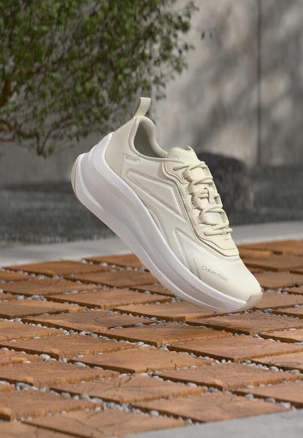 Calvin Klein CHUNKY RUNNER LACEUP - Trainers - bright white/marshmallow