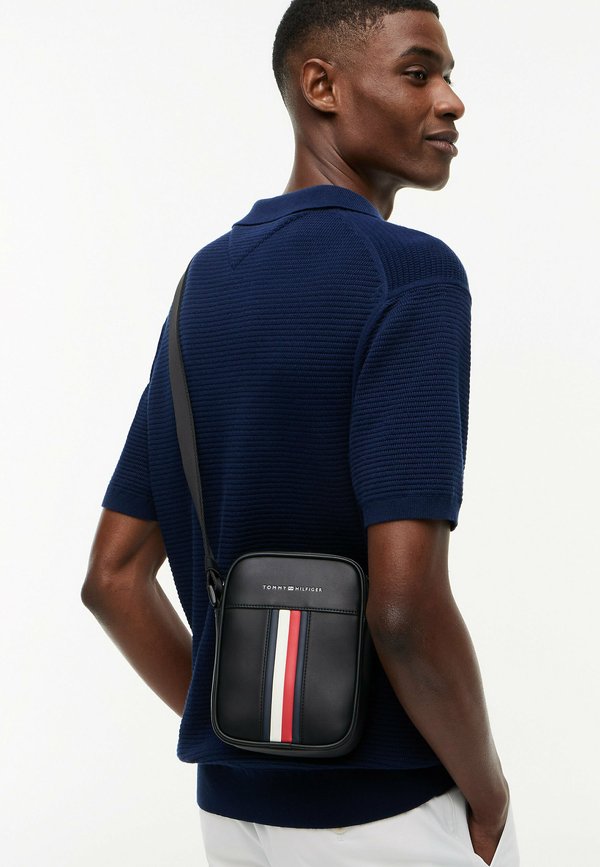 Tommy Hilfiger TOMMY HILFIGER SIGNATURE TAPE CROSSBODY REPORTER BAG - Cross body bag - black