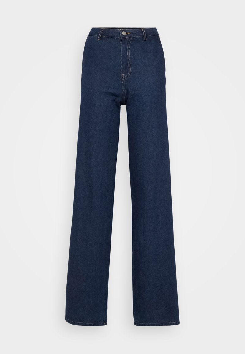 Weite, dunkelblaue Jeans mit hoher Taille, ausgestattet mit einem frontalen Knopfverschluss, dezentem Nähen und einer glatten, robusten Textur.