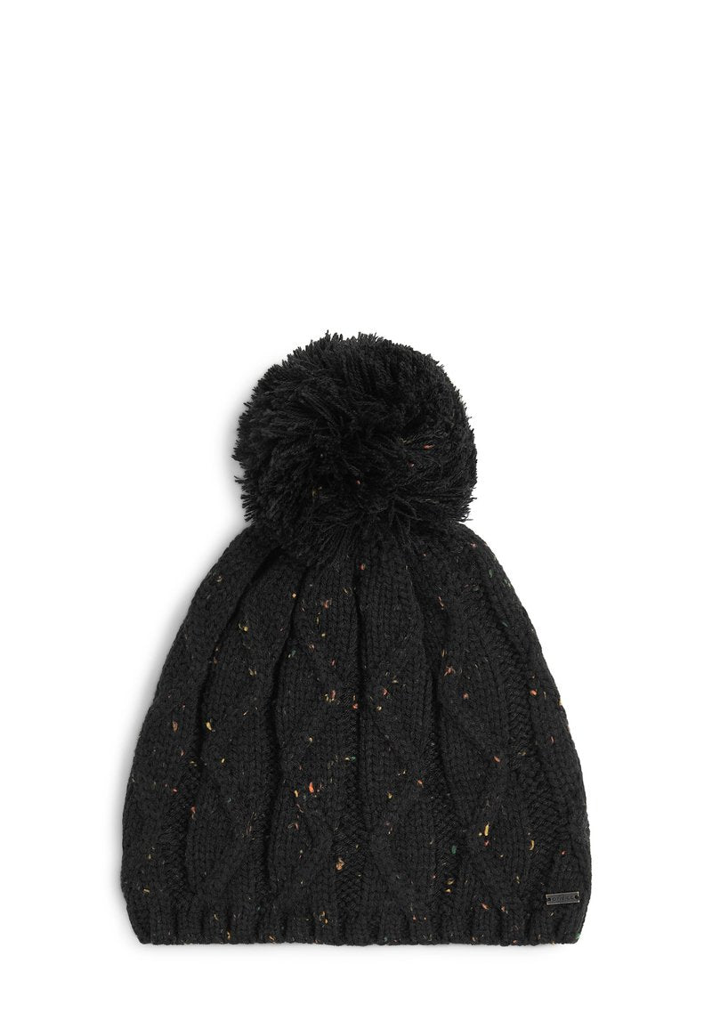 Schwarze Strickmütze mit einem großen Pompon oben, mit einem strukturierten Kabelmuster und bunten Spritzern im gesamten Stoff.