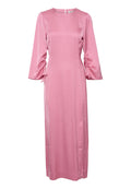 Rosa Satin-Langkleid mit rundem Ausschnitt, langen Ärmeln mit gerafften Details und einem dezenten Reißverschluss auf der Rückseite. Glatte Textur über das gesamte Kleid.