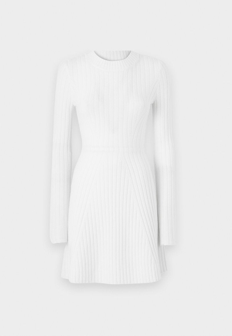 Weißes geripptes Kleid mit langen Ärmeln, rundem Ausschnitt, figurbetontem Schnitt und ausgestellt geschnittenem Saum, der vertikale und diagonale Rippmuster aufweist.