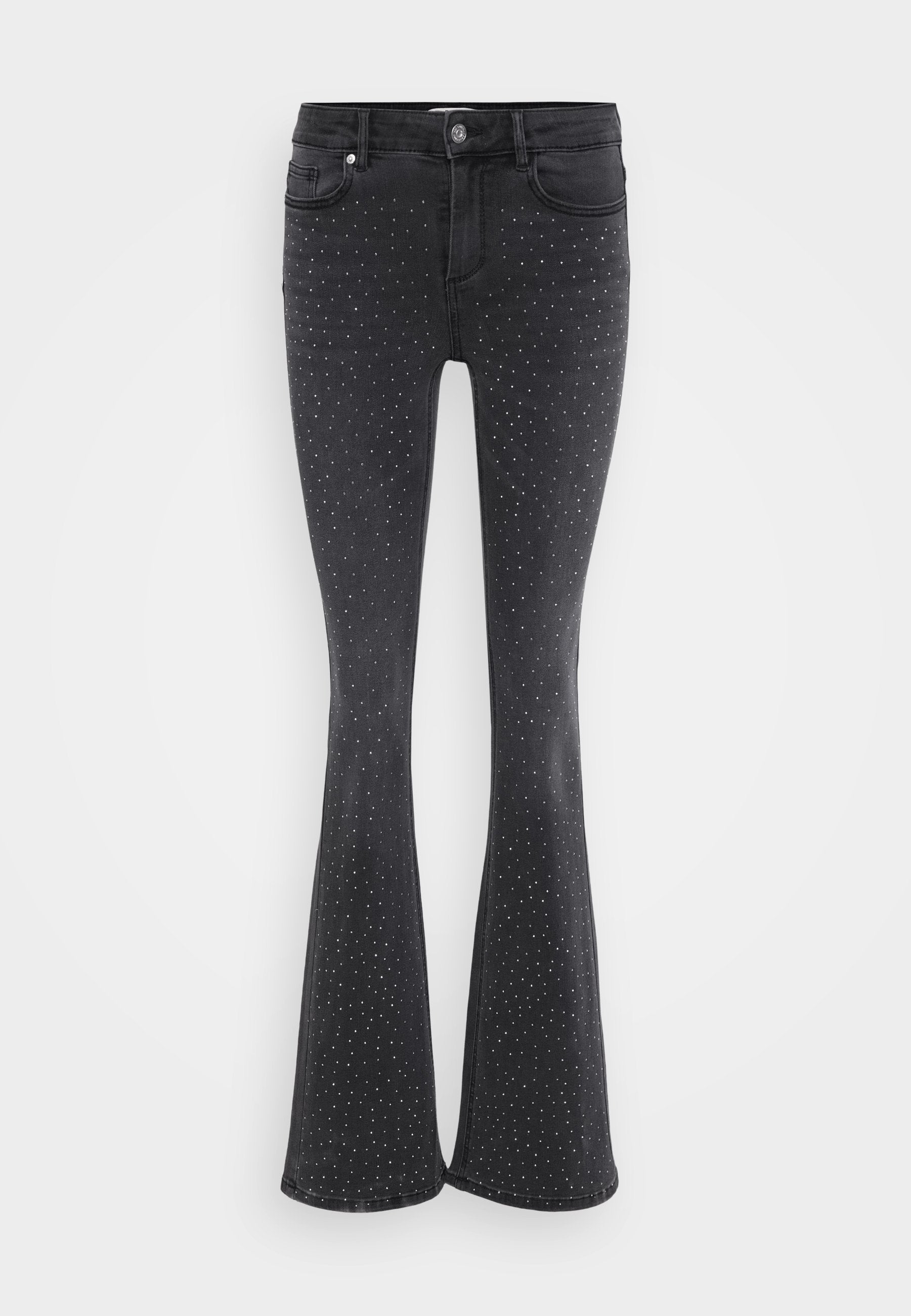 Schwarze, ausgestellte Jeans aus Denim mit metallischen Nietenverzierungen. Fünf Taschen und Schließe mit Knopf auf der Vorderseite.
