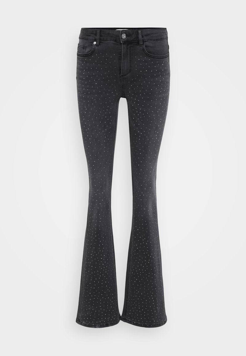 Schwarze, ausgestellte Jeans aus Denim mit metallischen Nietenverzierungen. Fünf Taschen und Schließe mit Knopf auf der Vorderseite.