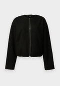 Schwarze kurz geschnittene Jacke aus strukturiertem Stoff, mit langen Ärmeln, rundem Ausschnitt und einem Reißverschluss auf der Vorderseite. Einfaches Design ohne Muster.