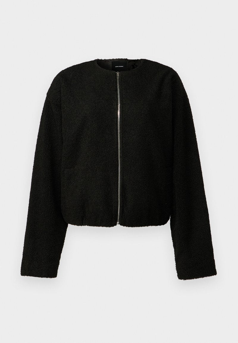Schwarze kurz geschnittene Jacke aus strukturiertem Stoff, mit langen Ärmeln, rundem Ausschnitt und einem Reißverschluss auf der Vorderseite. Einfaches Design ohne Muster.