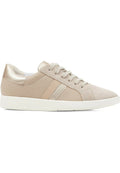 Beige perforierte Sneakers mit metallischen Akzenten; weiches Wildleder-Obermaterial und weiße Gummisohle; sechs Schnürlöcher; minimalistisches Design.