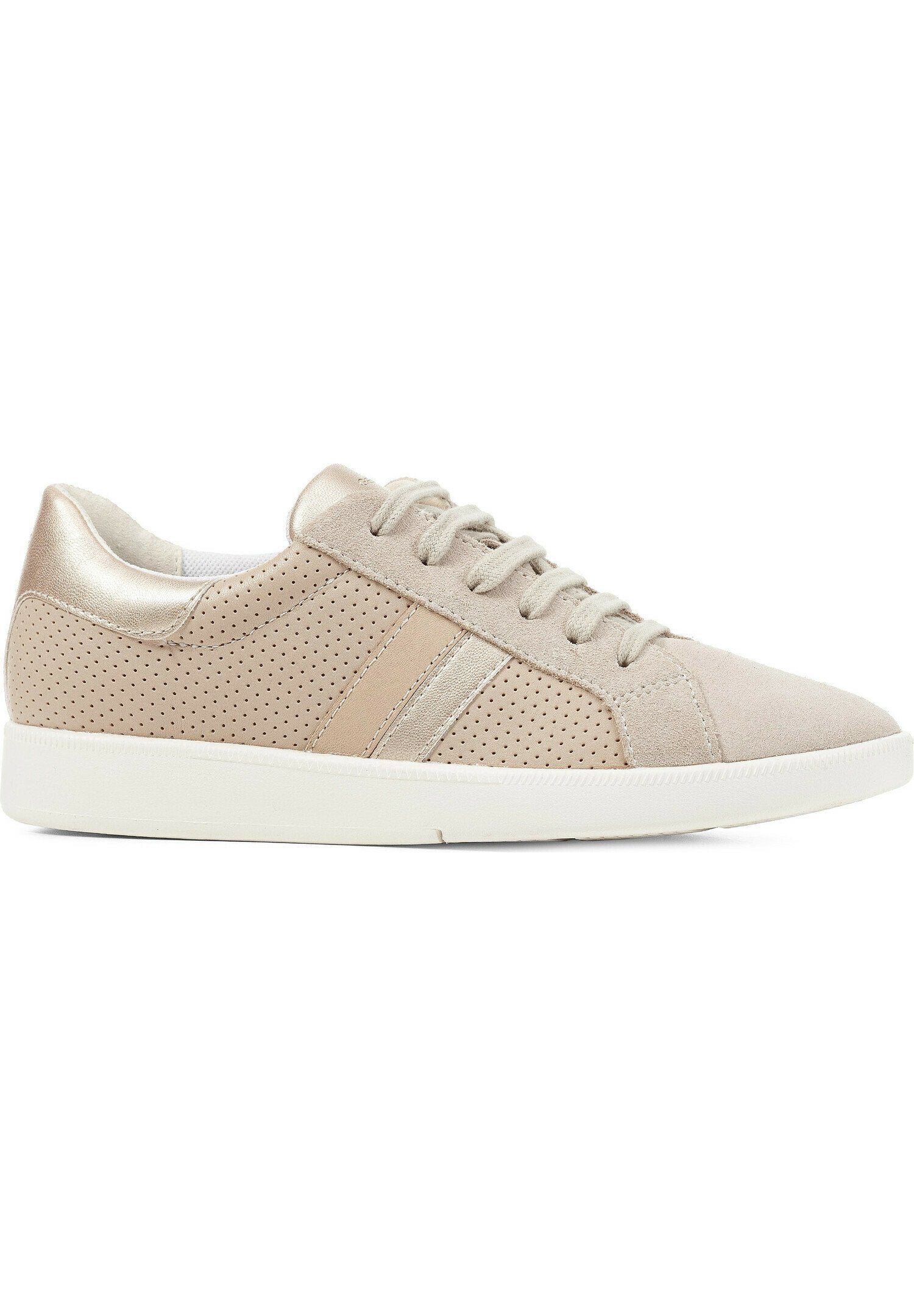 Beige perforierte Sneakers mit metallischen Akzenten; weiches Wildleder-Obermaterial und weiße Gummisohle; sechs Schnürlöcher; minimalistisches Design.