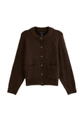 Brauner Strickcardigan mit rundem Ausschnitt, fünf Knöpfen vorne und zwei Fronttaschen. Strukturierter Stoff mit weicher Oberfläche.