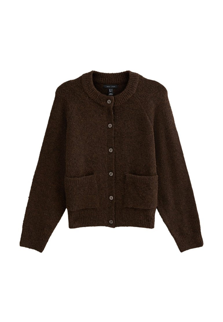 Brauner Strickcardigan mit rundem Ausschnitt, fünf Knöpfen vorne und zwei Fronttaschen. Strukturierter Stoff mit weicher Oberfläche.
