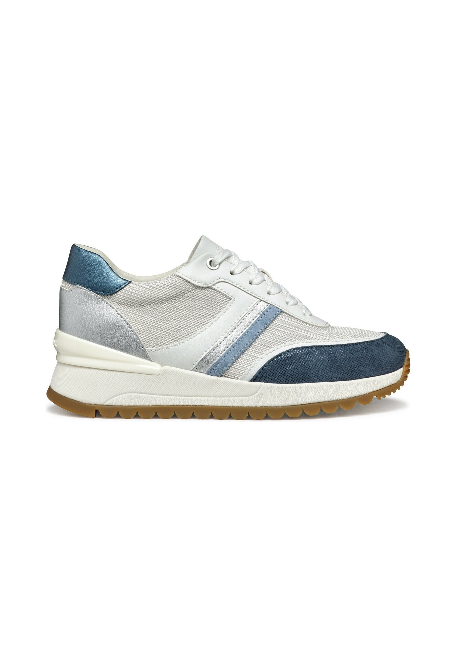 Weiße und blaue Sportschuhe aus Netzstoff, Wildleder und Leder. Verfügen über eine dicke weiße Sohle und eine strukturierte marineblaue Zehenkappe. Hellblaue Akzente.