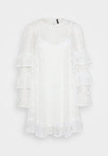 Weißes Spitzenkleid mit rundem Ausschnitt, V-Ausschnitt unterlegt und gestuften, rüschigen langen Ärmeln. Durchscheinende Textur mit floralem Muster.