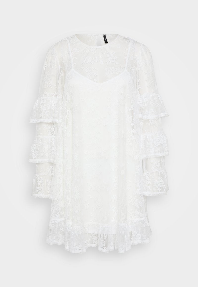Weißes Spitzenkleid mit rundem Ausschnitt, V-Ausschnitt unterlegt und gestuften, rüschigen langen Ärmeln. Durchscheinende Textur mit floralem Muster.