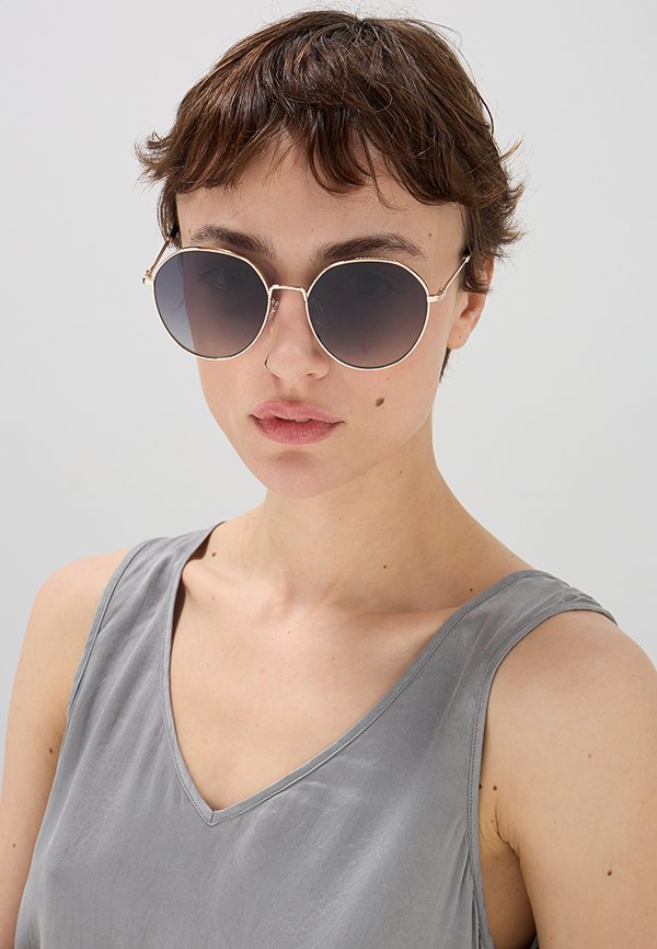 MARC JACOBS